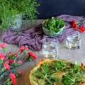 Quiche na cieście francuskim z kurczakiem, szpinakiem i roszponką
