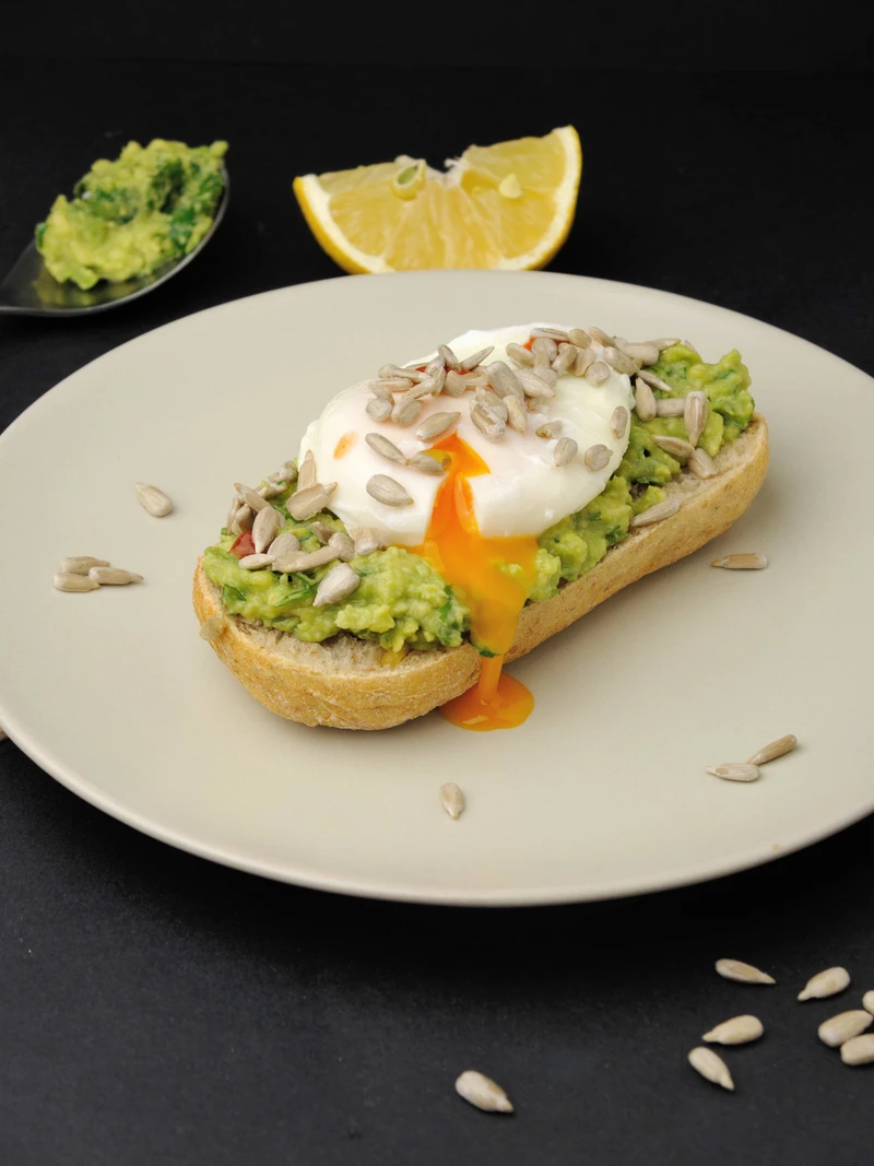 Jajko w Koszulce na Kanapce z Guacamole