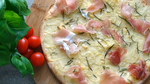 Pizza z ziemniakami i prosciutto