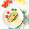 Pieczony filet łososia podany na brokułowym puree