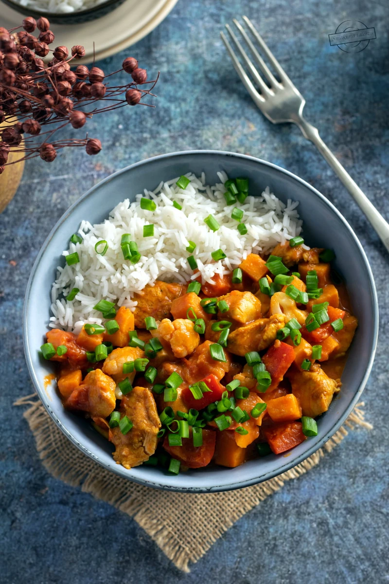 Curry z kurczakiem, batatem, papryką i kalafiorem