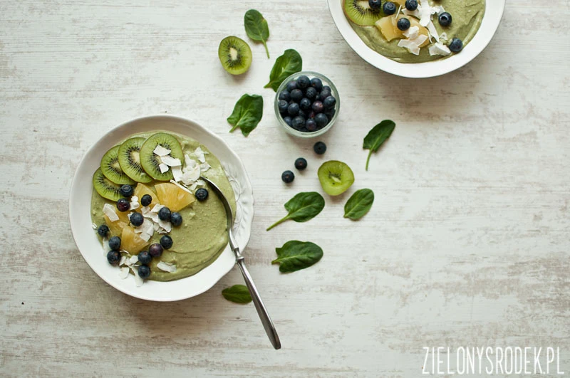 zielony koktajl z miski (smoothie bowl) na dzień Św. Patryka!