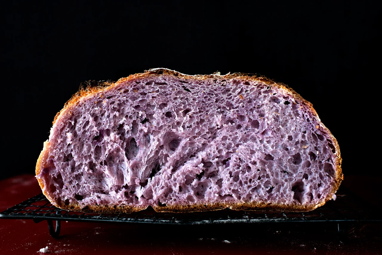Nadchodzi zdrowszy rodzaj pieczywa. Fioletowy chleb to nowy superfood?