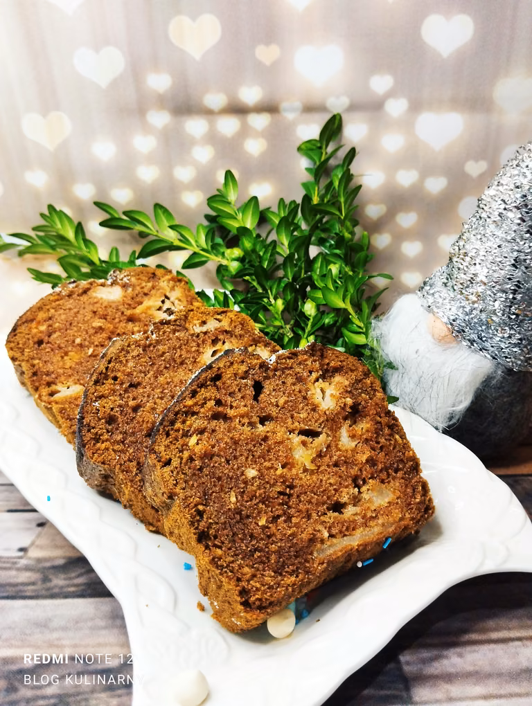 CIASTO KORZENNE Z JABŁKAMI I WIÓRKAMI