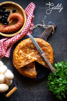 Tortilla de patatas con chorizo, czyli hiszpański omlet z ziemniaków z kiełbasą