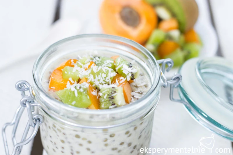Pudding z tapioki i nasion chia z kiwi i morelami