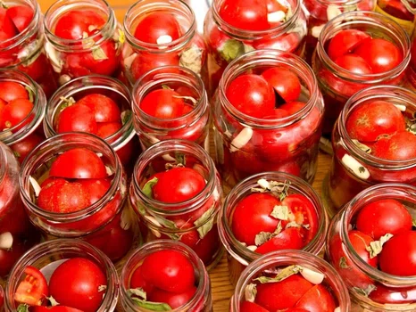 Pomidory w słoikach na zimę. Poznaj kilka sposobów na ich przechowywanie!