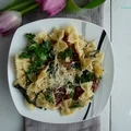 Makaron z jarmużem i suszonymi pomidorami