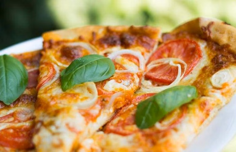 Pizza z pepperoni, pomidorami, cebulą i bazylią