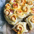 Ślimaczki drożdżowe z szynką i serem