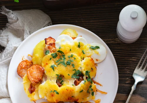 Zapiekanka ziemniaczana z kiełbasą i jajkami