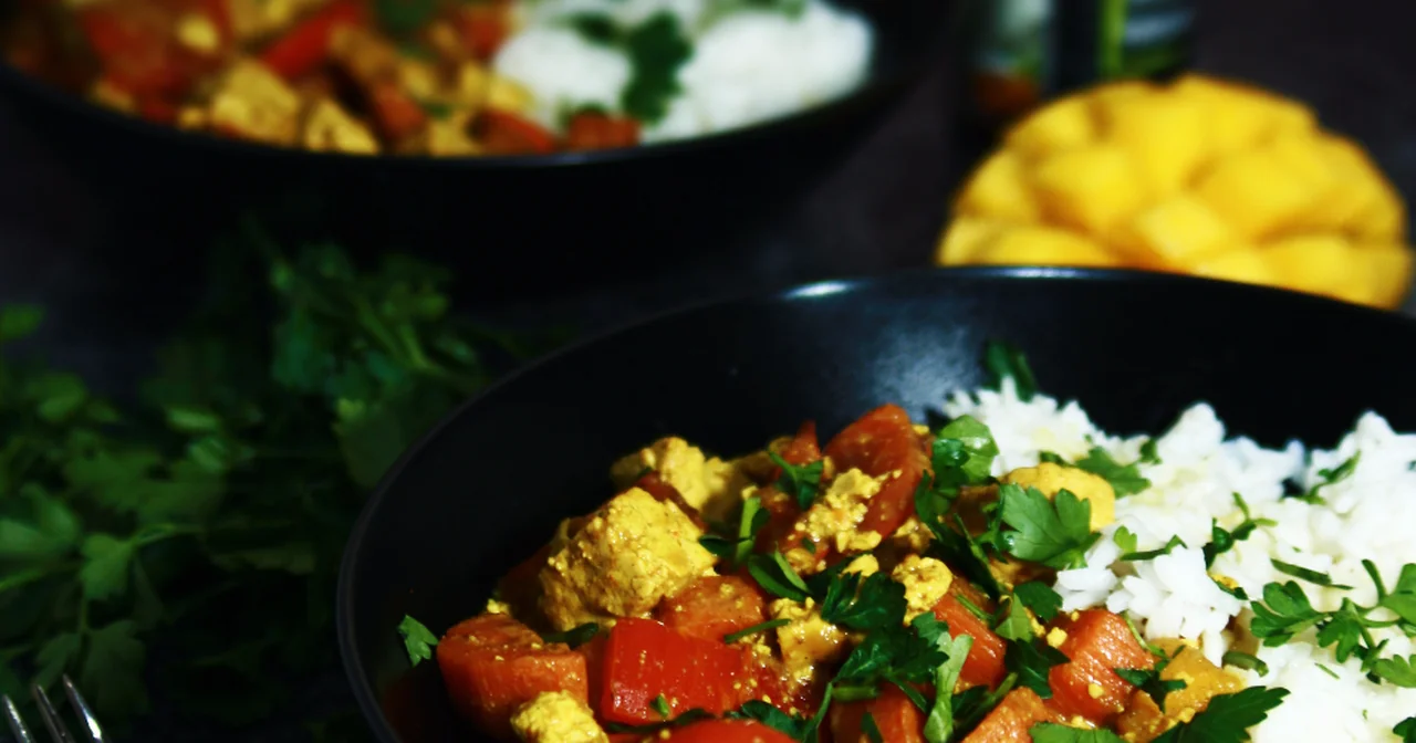 Curry z tofu i mango