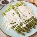 Szparagi w sosie serowym cacio e pepe