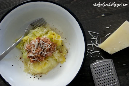 Tagliatelle z cukinii z sosem tuńczykowo - pomidorowym