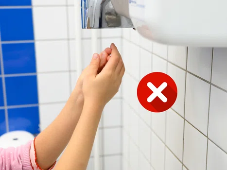 Nie susz rąk w publicznej toalecie w ten sposób!