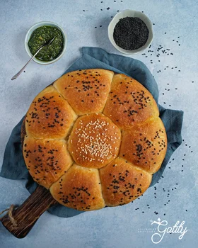Drożdżowe bułeczki z pesto z czosnkiem niedźwiedzim
