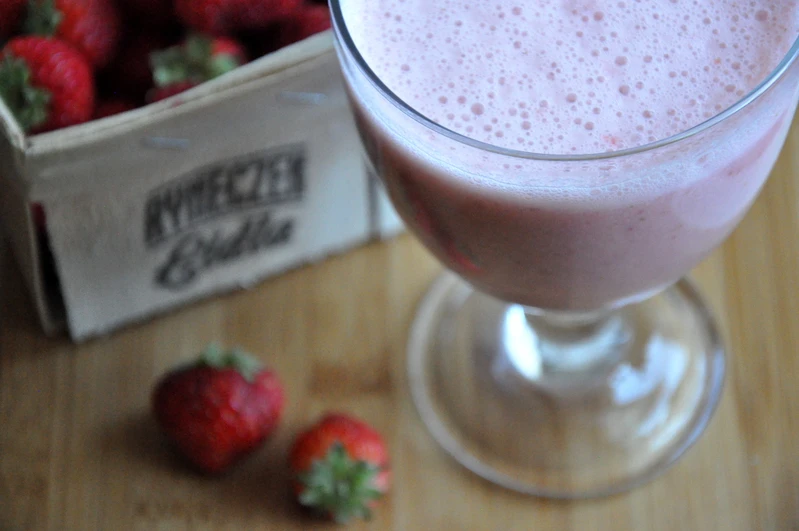 Przepis na smoothie z truskawek, ananasa i mleka kokosowego