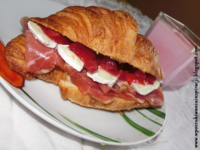 Croissanty z camembertem, szynką szwarcwaldzką i żurawiną