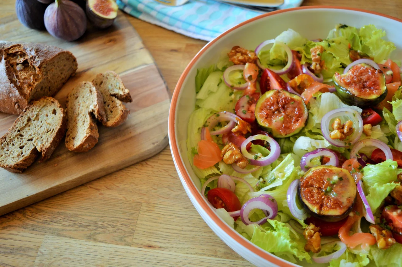 Salata z figami i karmelizowanymi orzechami wloskimi