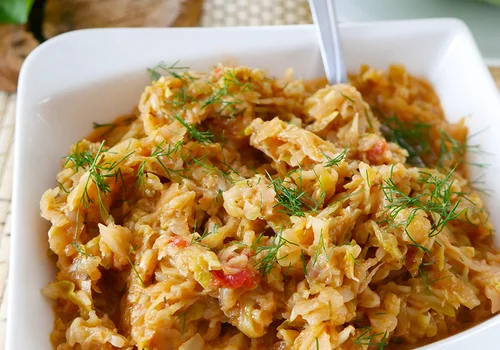 Młoda kapusta z pomidorami