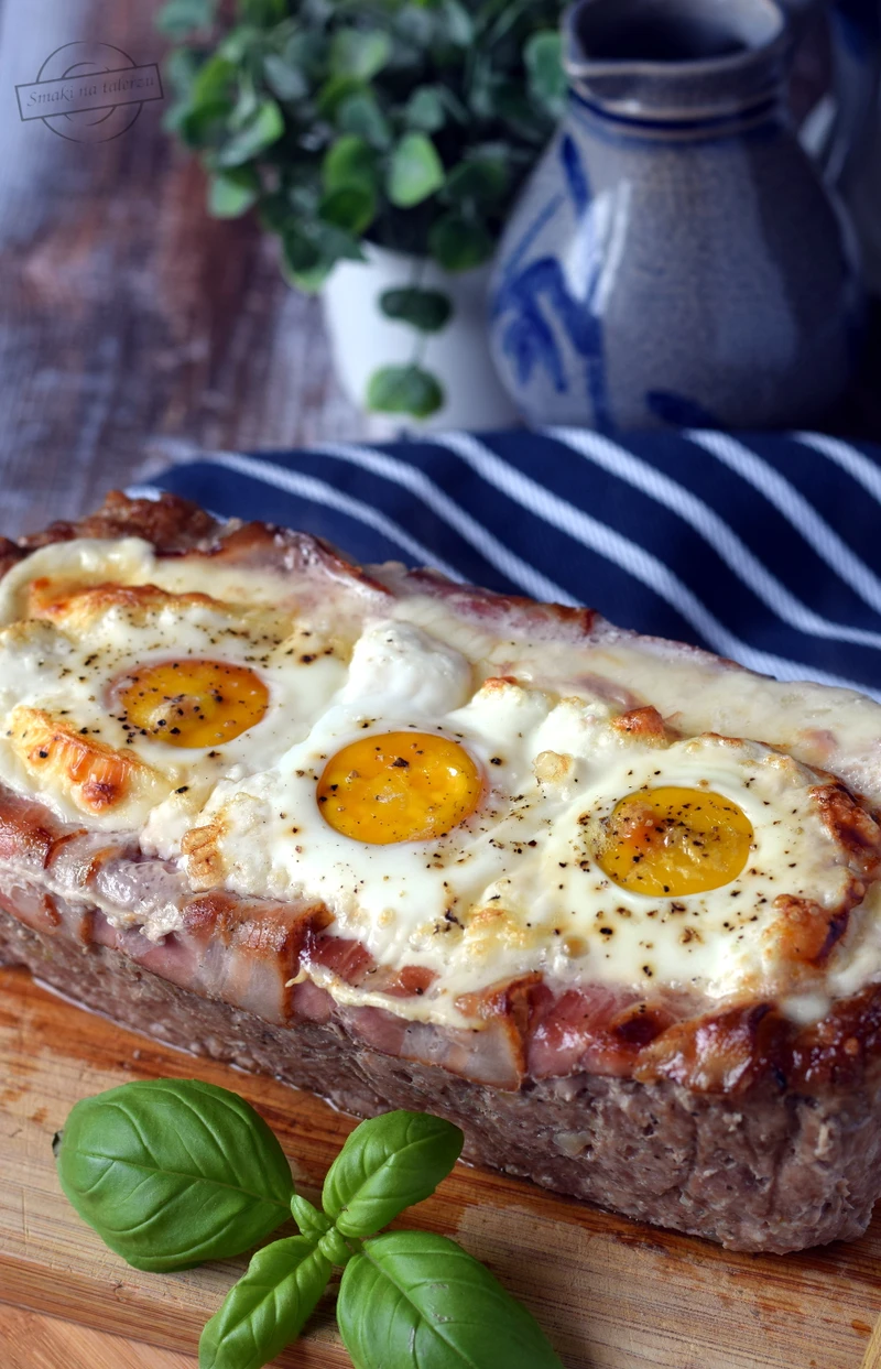 Pieczeń z mięsa mielonego z serem, boczkiem i jajkami