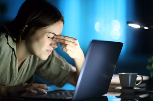 Czy na L4 można odpisać na maila z pracy? Jeden błąd może kosztować zasiłek