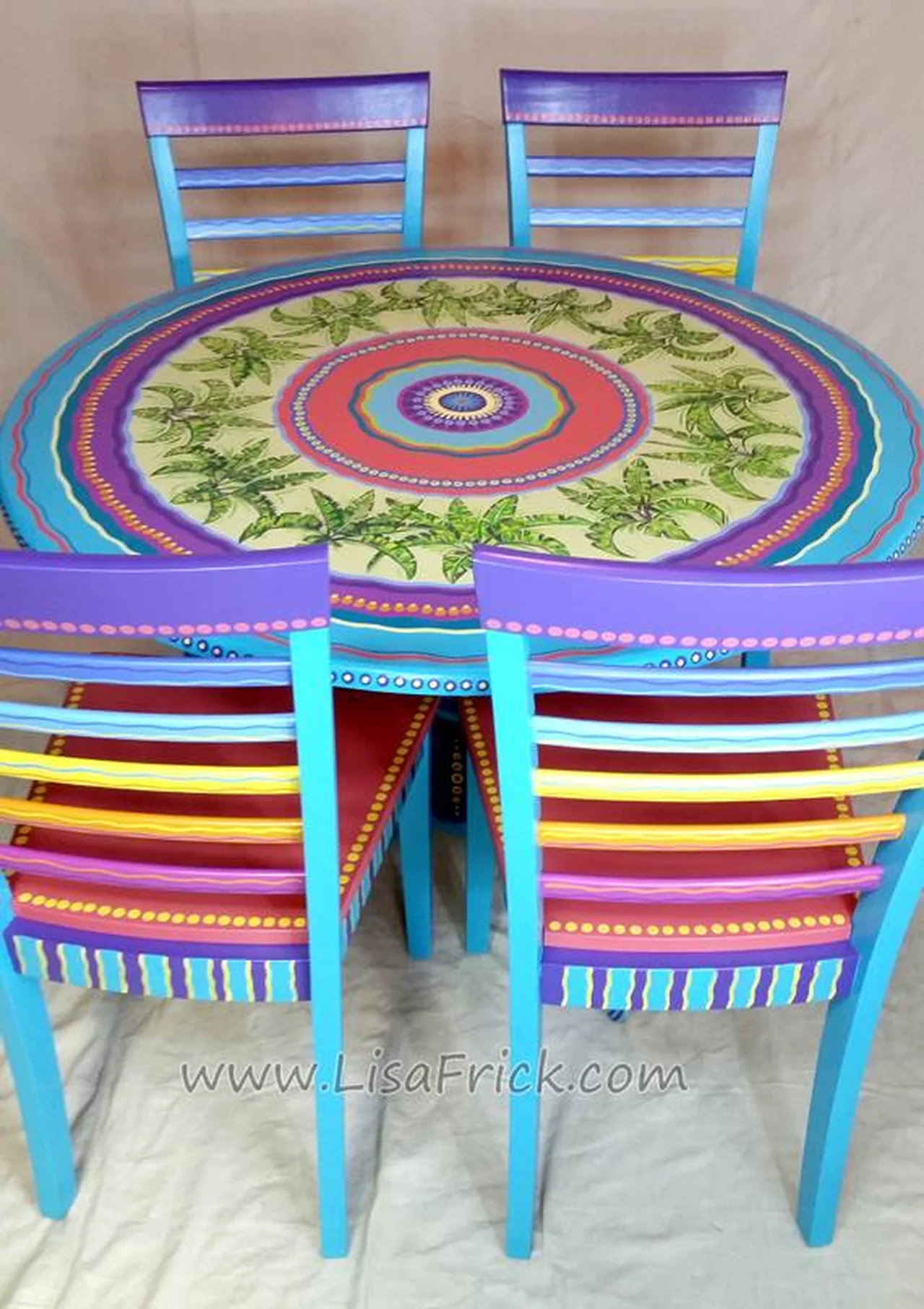 Kolorowy stolik z krzesłami