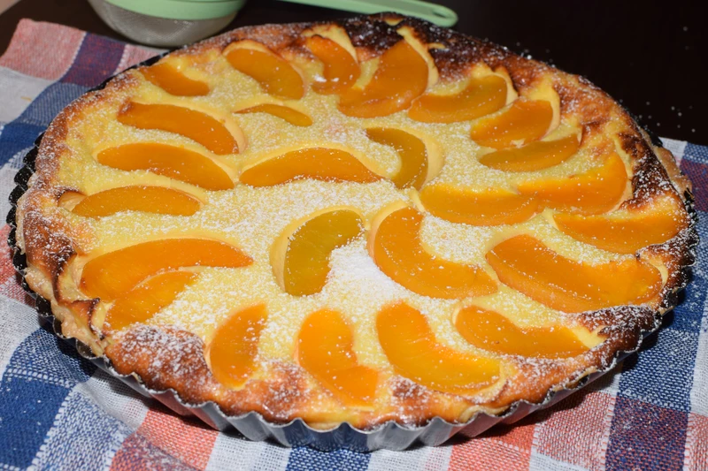 Tarta z serem i brzoskwiniami