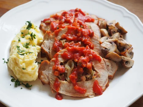 Schab faszerowany boczkiem i ogórkiem kiszonym. Przepis krok po kroku.