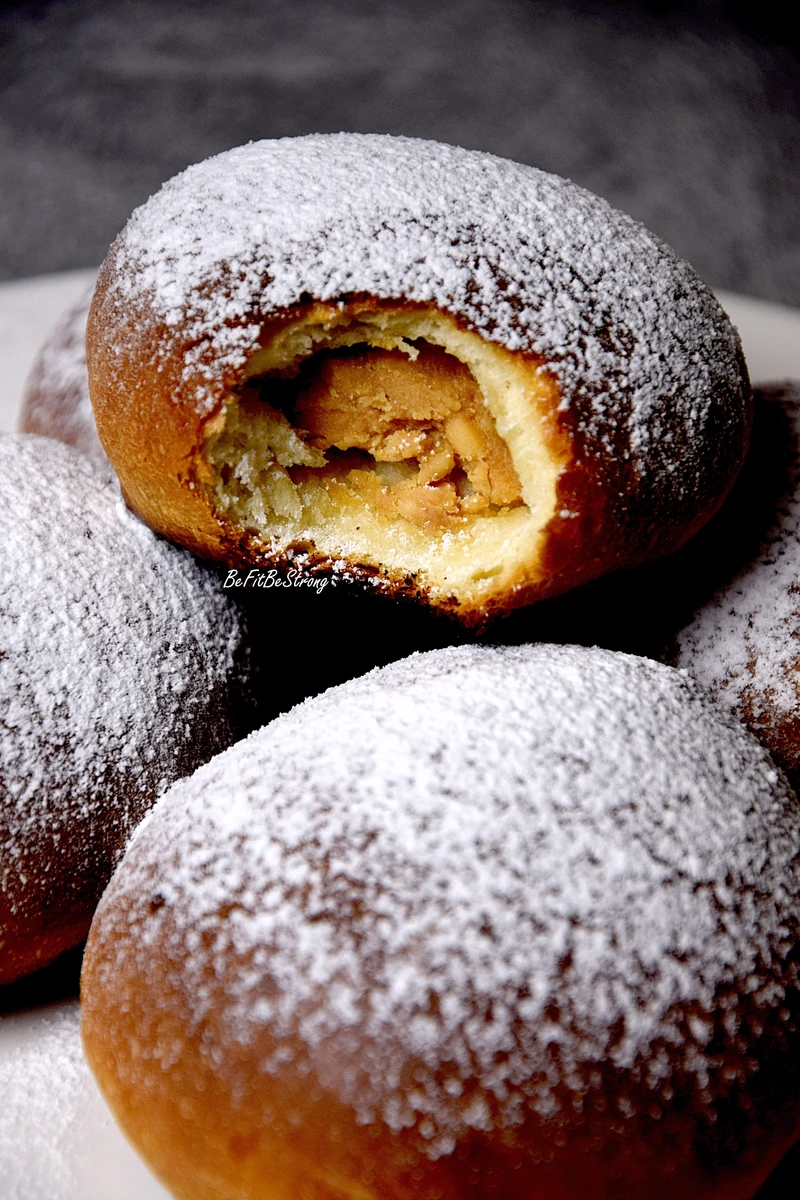 Pieczone FIT pączki z masłem orzechowym
