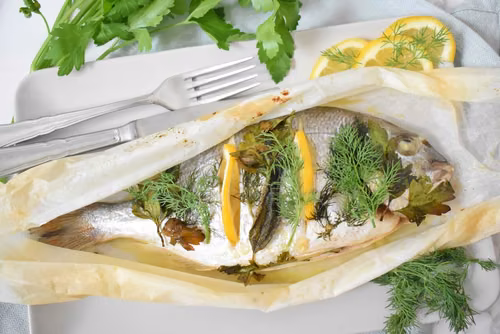 Dorada pieczona w ziołach w pergaminie