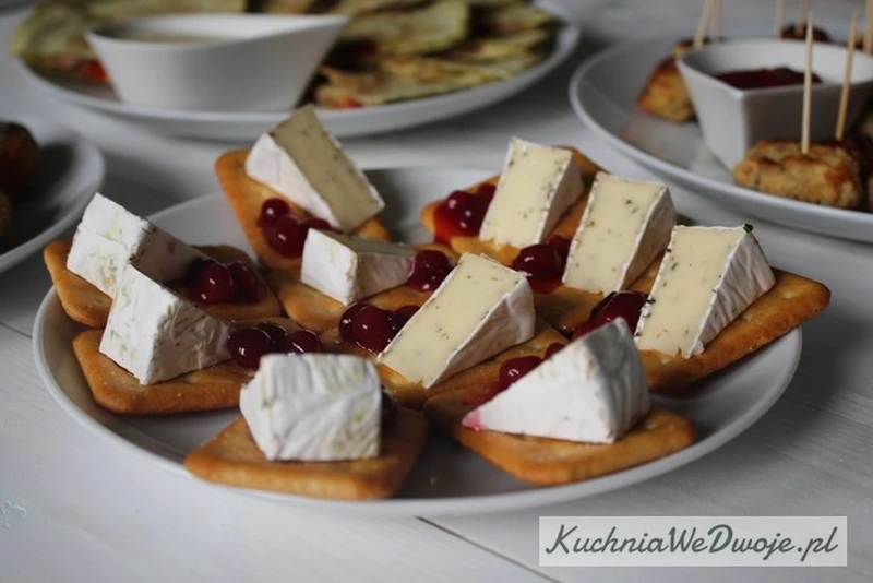 Camembert na krakersach z żurawiną