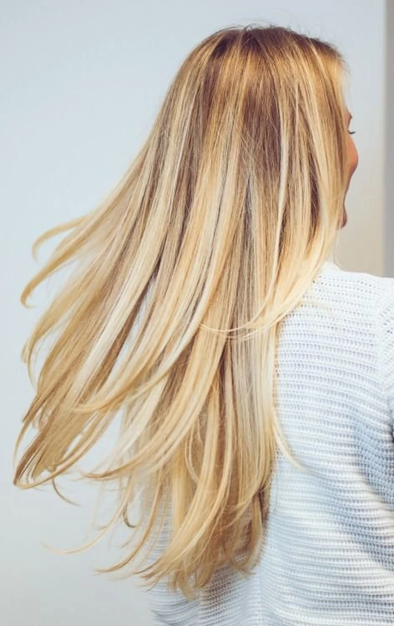 Proste blond włosy