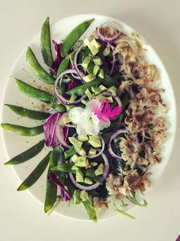 Sałatka z cukrowym groszkiem i pomarańczowym winegretem