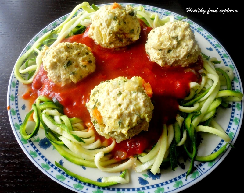 Klopsiki drobiowe w sosie pomidorowym z cukiniowym spaghetti
