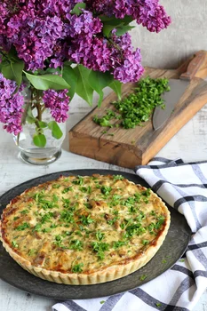 Ziemniaczana tarta ze śmietaną, pieczarkami, cebulą i ziołami