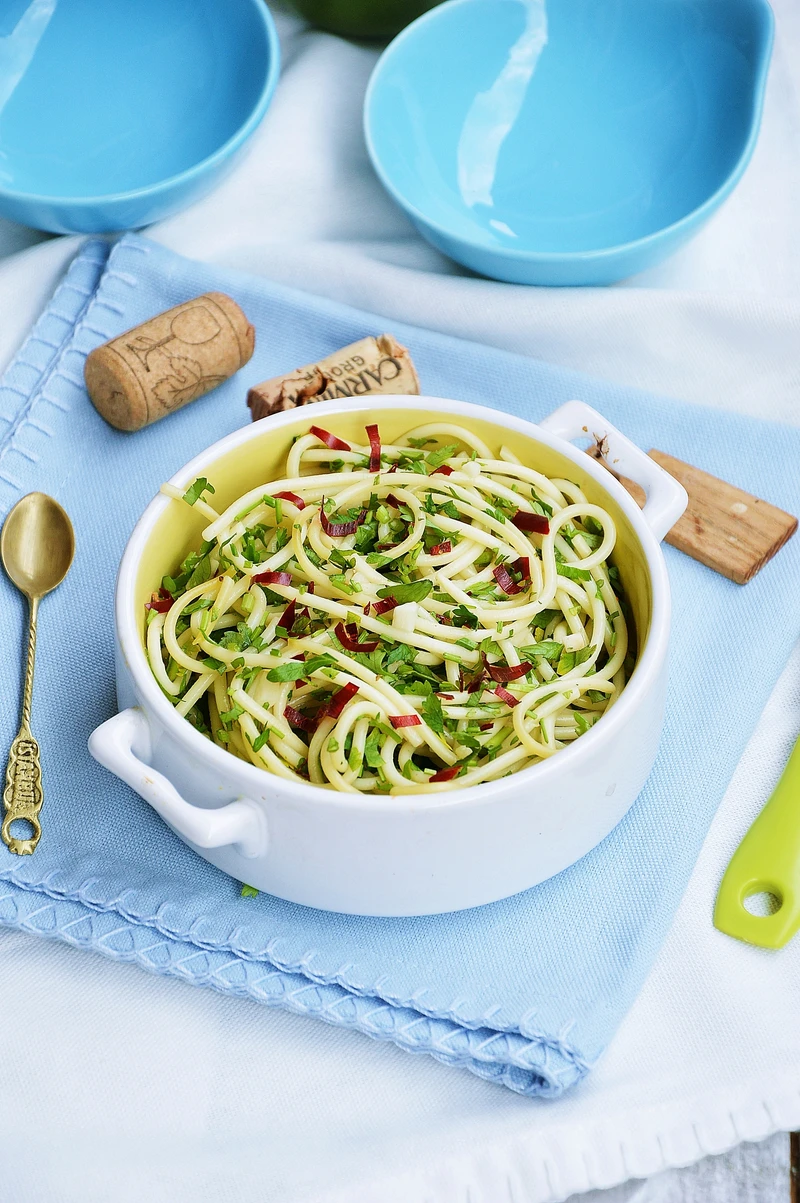 Spaghetti w natce pietruszki z czosnkiem i suszoną papryczką chilli