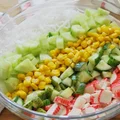 Sałatka z makaronem ryżowym i surimi