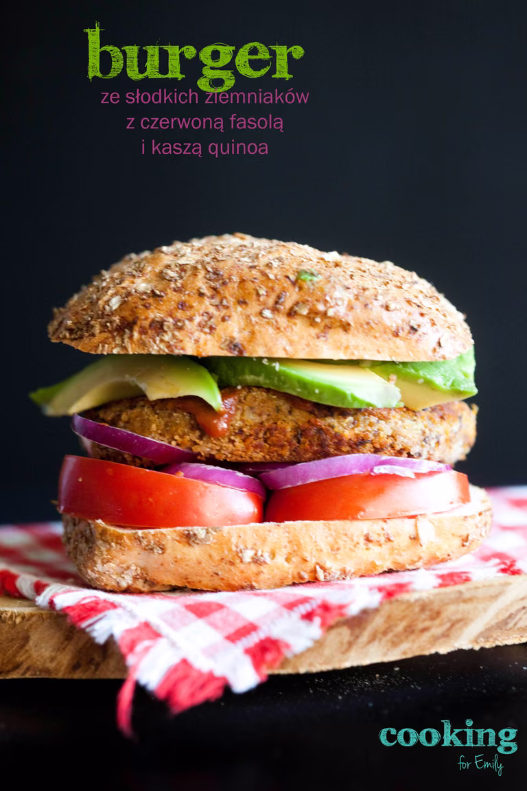 BURGER ZE SŁODKICH ZIEMNIAKÓW Z  FASOLĄ I KASZĄ QUINOA