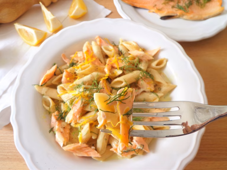 Penne z pstrągiem łososiowym w sosie jogurtowo-koperkowym