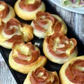 Róże z ciasta francuskiego i salami