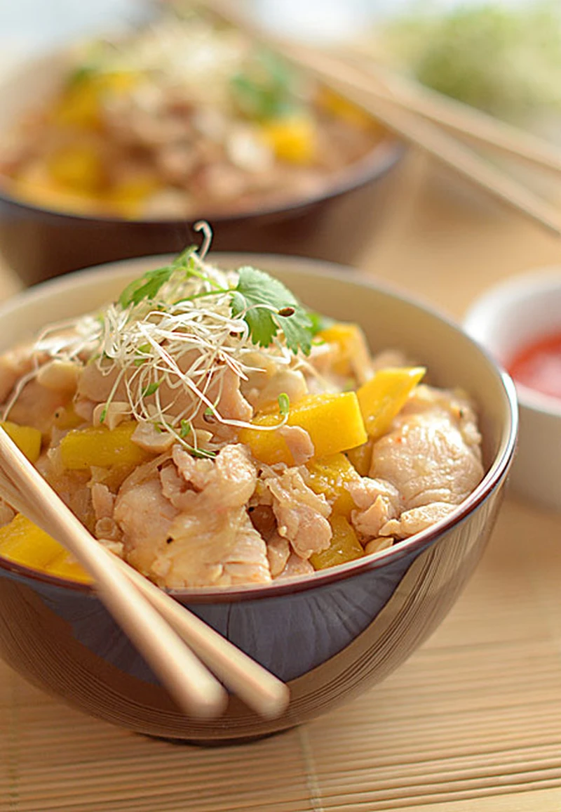 Kurczak szybko smażony (stir-fry) z mango, orzeszkami i kiełkami
