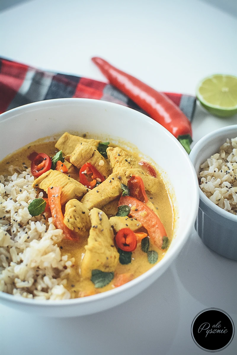 Żółte curry z kurczakiem i papryką