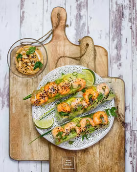 Spring Rolls z krewetkami, awokado, ogórkiem i sosem orzechowym