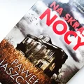 Na skraju nocy – recenzja thrilleru o tajemnicach w starej kamienicy