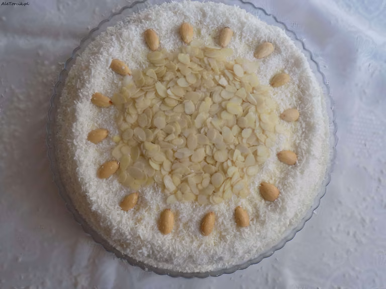Tort migdałowy z masą budyniową