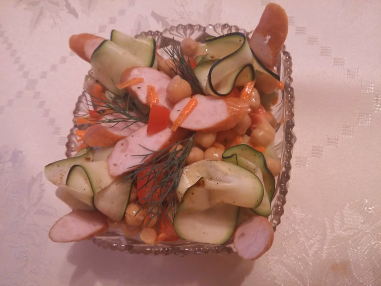 Sałatka z cieciorką i grillowaną cukinią