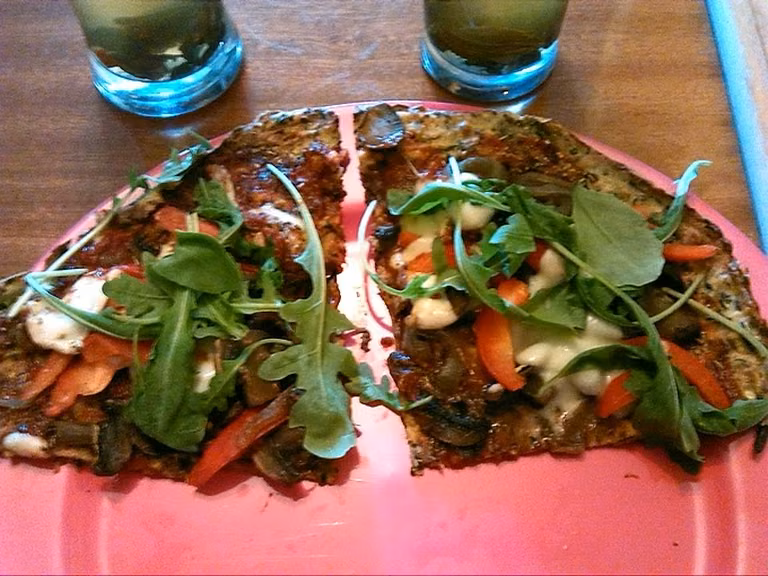 Zdrowa i lekka pizza na cukiniowym spodzie