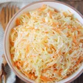 Surówka z kiszonej kapusty, pora i marchewki