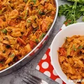 Bigos z młodej kapusty z pieczarkami
